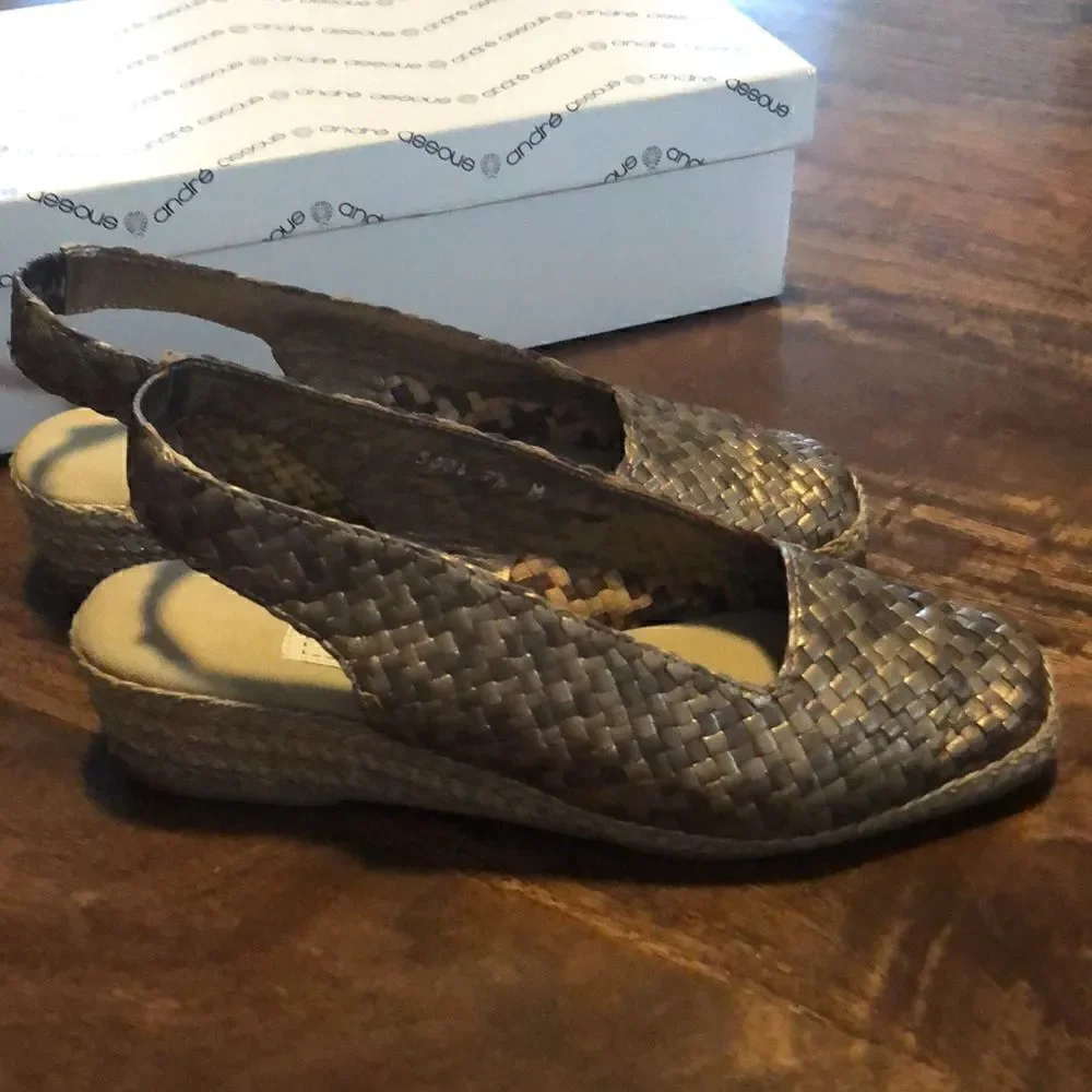 Andre Assous Paula Gold Metallic Woven Closed Toe Sandals size 7.5 M